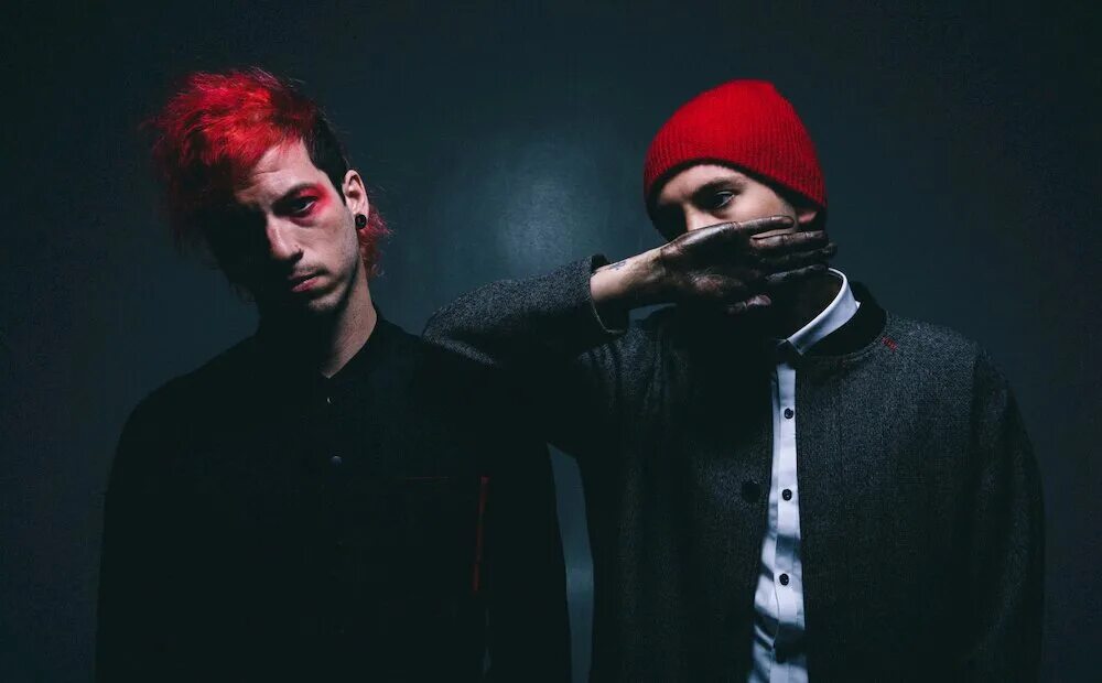 Twenty one pilots red tape. Группа твенти ван. 21 пилот группа. джош 21 pilots.