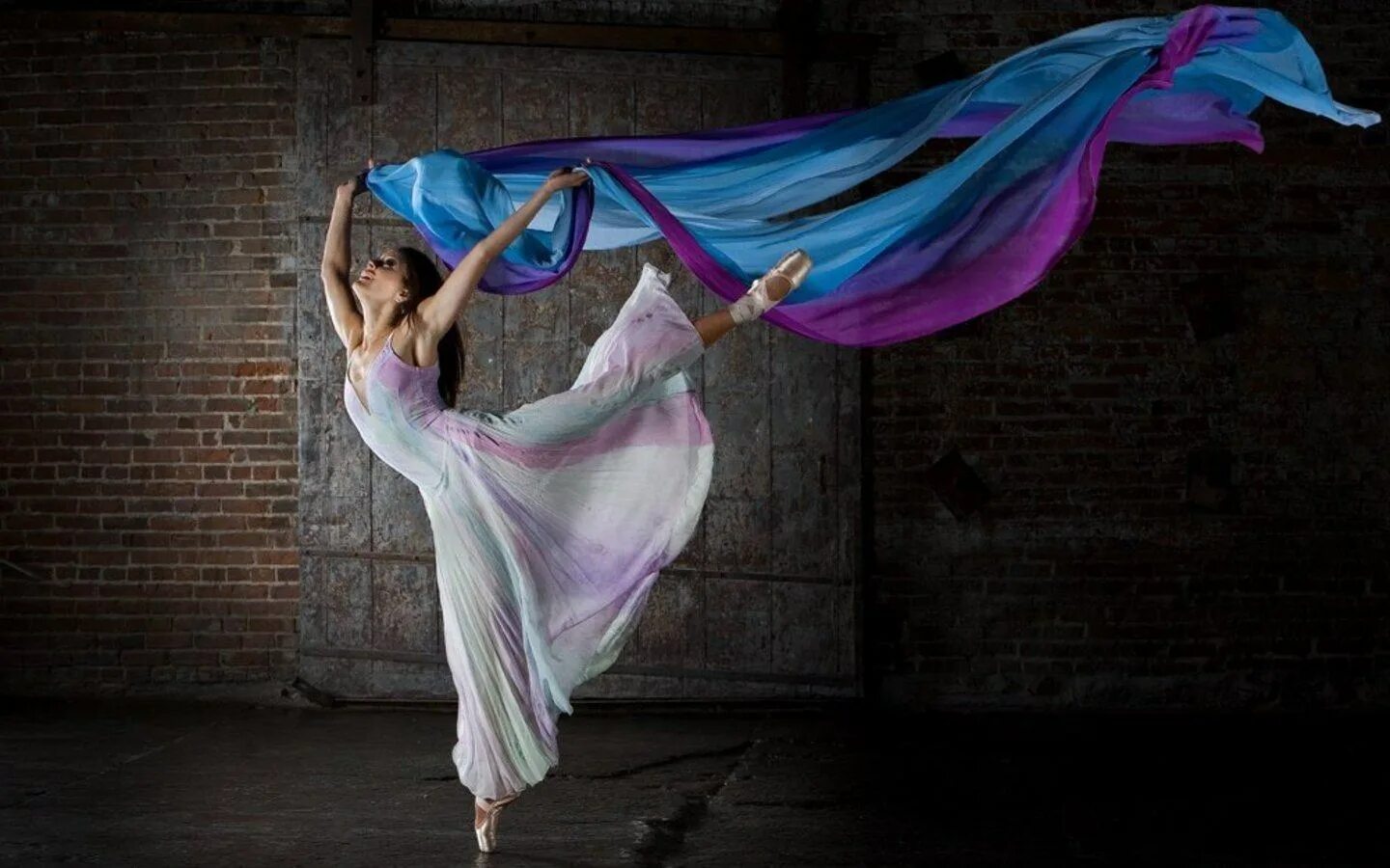 Танцы картинки. Международный день танца. Фотосессия танец. Танец с тканью.