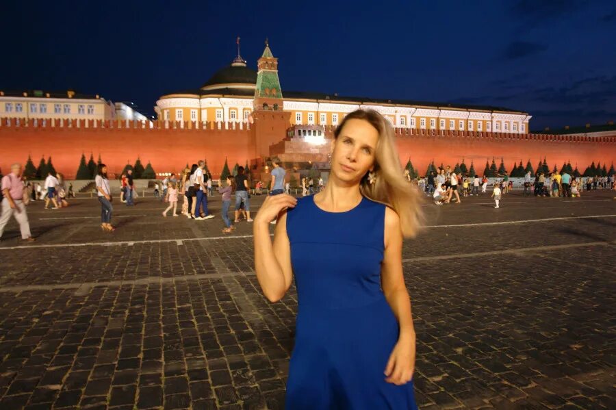 Москва фотогеничная. Девушка на красной площади. Фотосессия на красной площади. Фотосессия на фоне Кремля. Красивая девушка на красной площади.