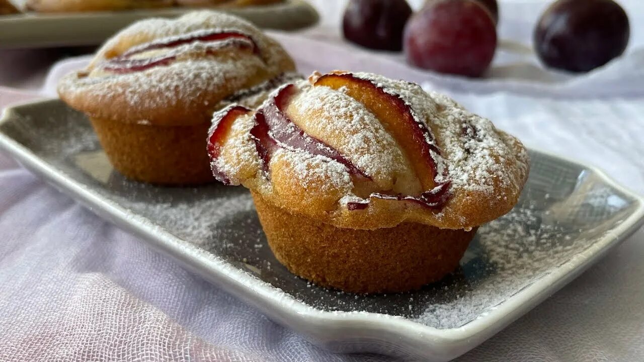 Кекс сливовый тесто в форме. Кексы маффины. Кекс со сливочным маслом рецепт. Кекс фото. Банановый кекс.