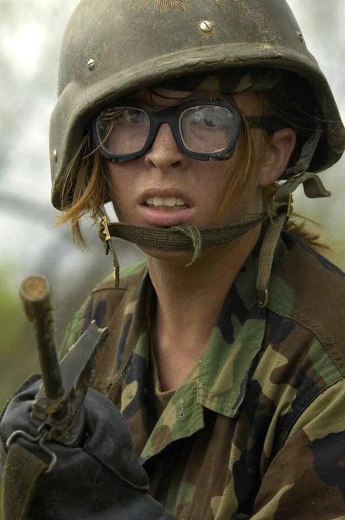 Военные глупы. Баба в каске военной. Каска солдата. Девочка в военной каске. Фотосессия в военной форме.