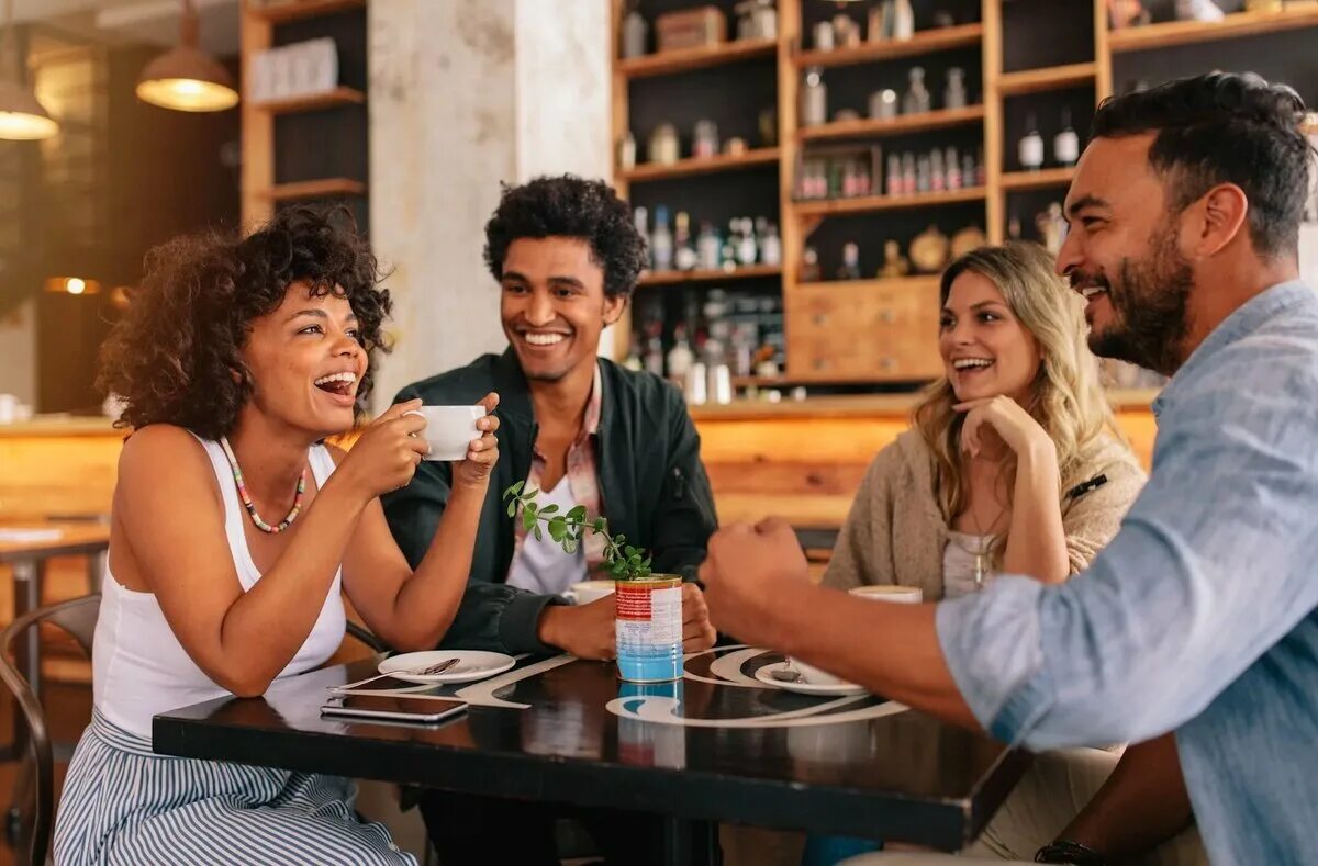 Рамки для меню кафе. Селфи друзей. Дружеское общение. Друзья говорят меню. Друзья говорят меню.