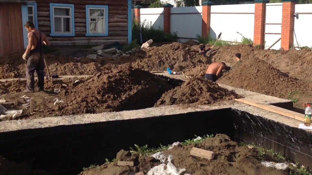 Выкопать траншею под фундамент вручную. Копание фундамента вручную. рытье котлована. траншея под водопровод. ручная копка.
