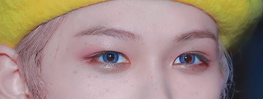 Какие глаза у феликса. Felix stray kids makeup. felix stray kids с макияжем. цвет глаз феликса.