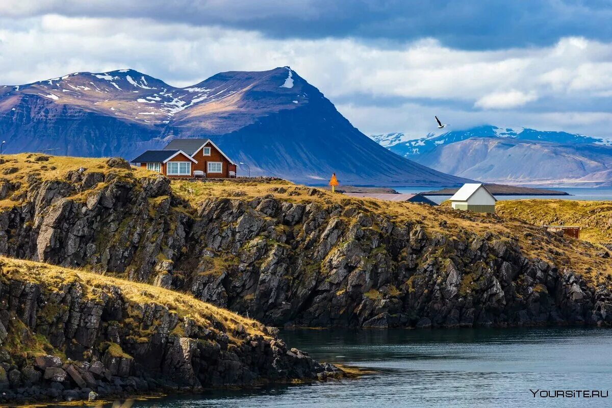 Рейкьявик это. Стиккисхоульмюр Исландия. Рейкьявик Исландия горы. Полуостров Снайфедльснес Исландия. Гора Эсья Исландия.
