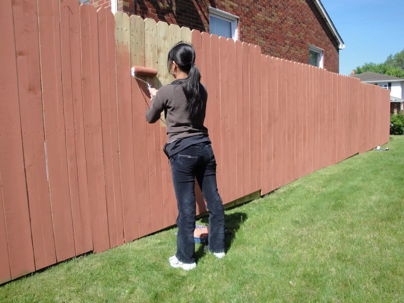 Чем покрасить деревянный забор на улице. Краска для деревянного забора. Покраска деревянного забора. Покрасить деревянный забор. Окрашенный забор.