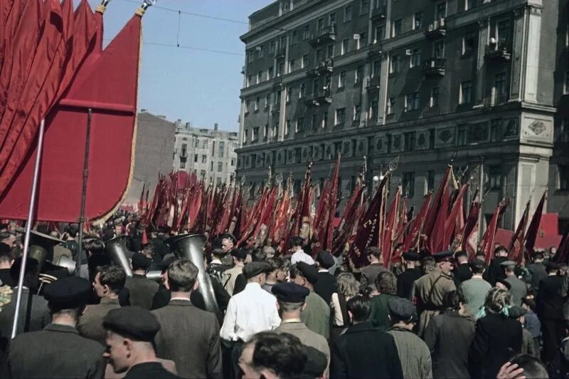 Первомай 1972 год. Май 1948. Май 1948. Первомайская демонстрация юон 1930. Площадь у дома советов оренбург.