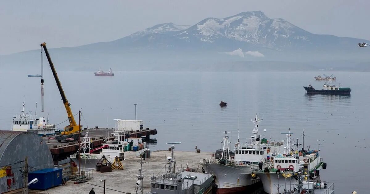 Кулеба курил. Остров Кунашир Курильские острова. Курильск порт Итуруп. Остров Кунашир Южно Курильск. Кунашир Южно Курильск порт.