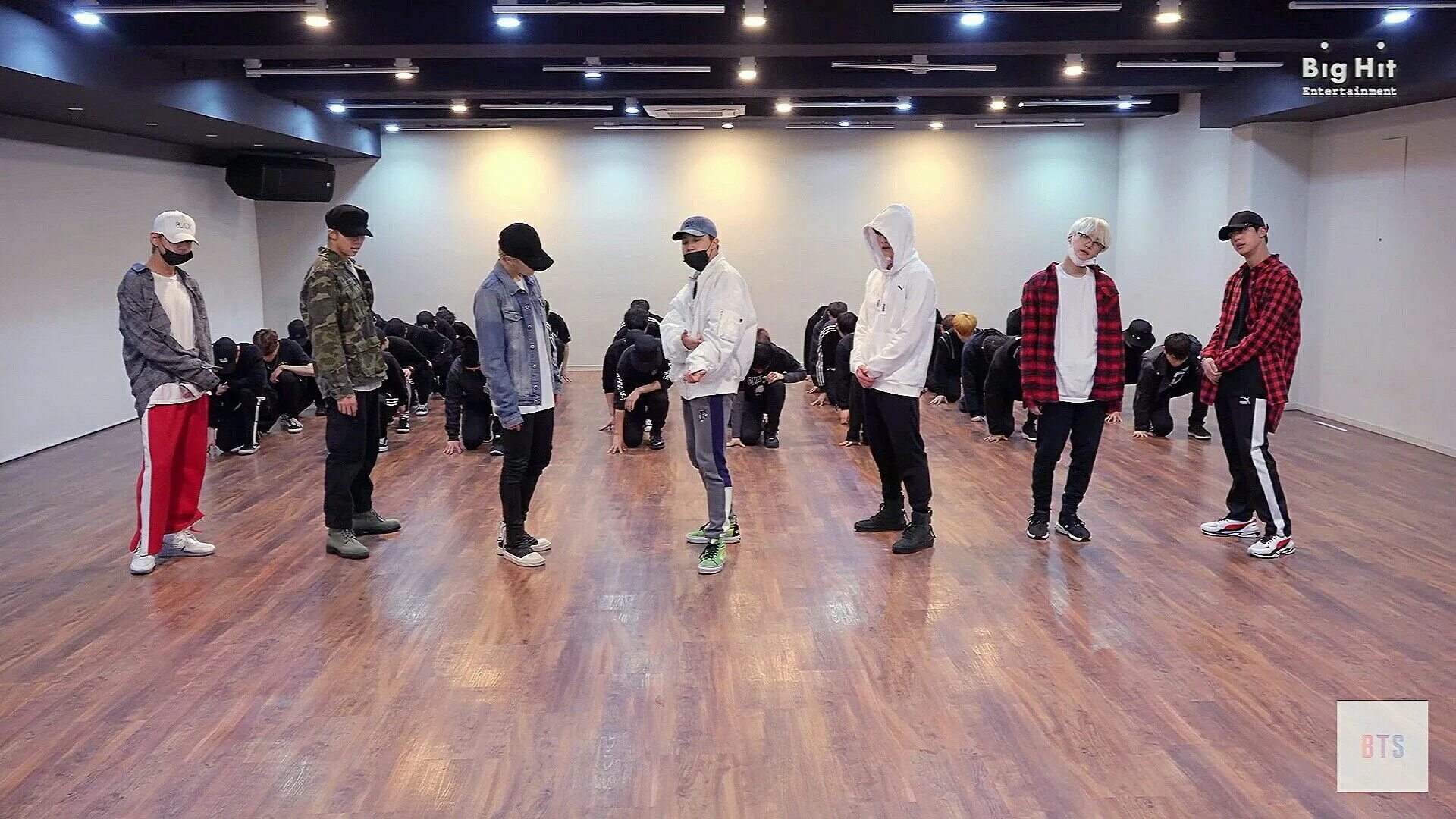 Bts practice. Танцевальная студия БТС. БТС танцы. Хореография БТС. Дэнс практики БТС.