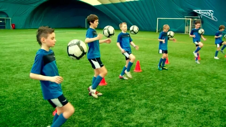 Тренировка футболистов с мячом. Футбольные занятия. Детская тренировка по футболу. Тренировка детей по футболу. Футбольный занятия для детей.