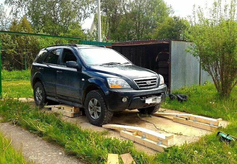 Схема параллельной парковки задним ходом. Мини эстакада угол 25. Парковка гараж 90 градусов задним ходом. Заезд легковым автомобилем. Траектория движения задним ходом с прицепом.