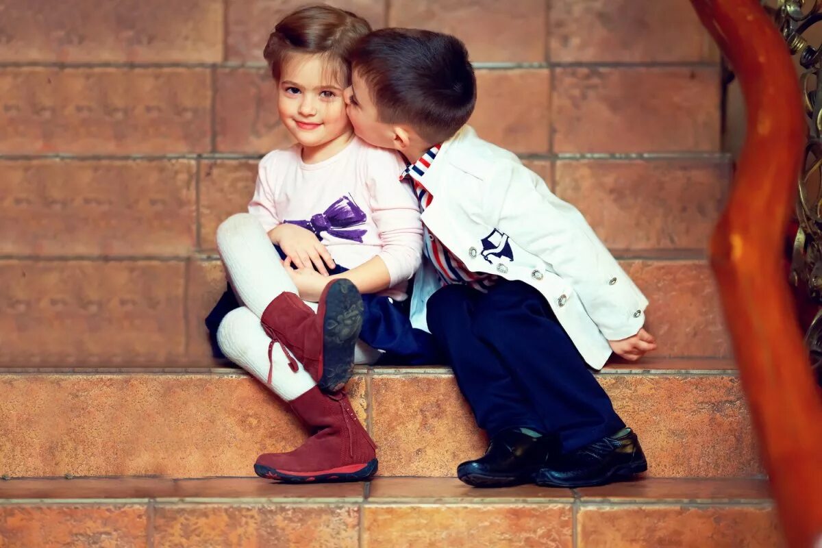 детский поцелуй. дети идут на речку. ребенок мальчик. красивые малыши брат и сестра. дети детство.