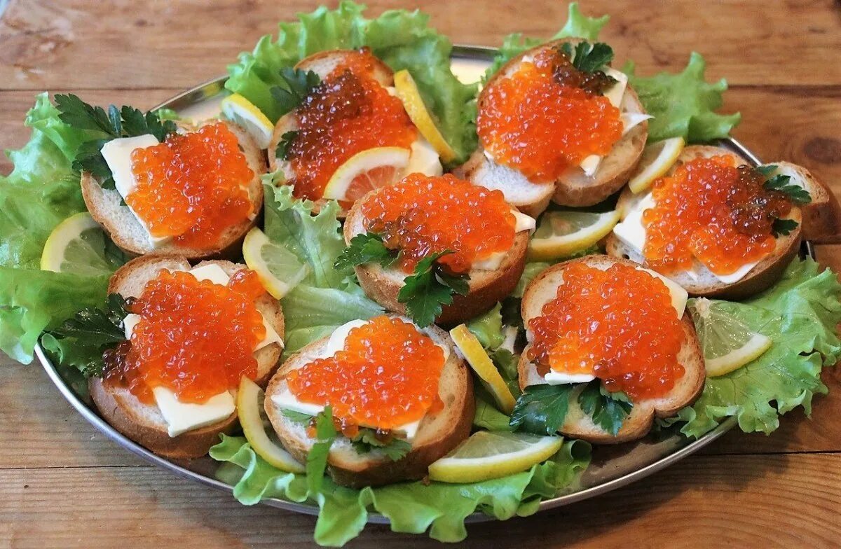 бутерброды на праздничный стол. закуски на стол. рецепт закусок готовим закуски. бутерброды для фуршета. кабачковые рулетики пальчики оближешь.