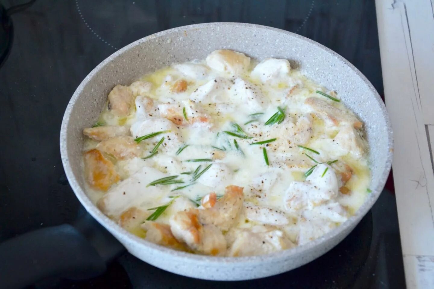 Подлив из куриного филе со сметаной