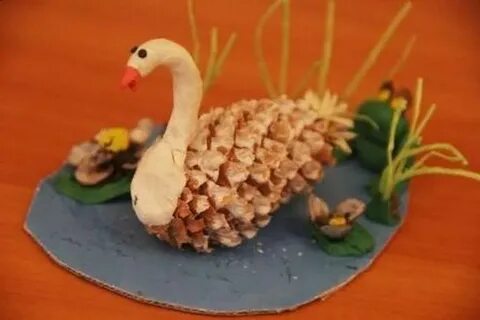 Лебедь из шишки и пластилина