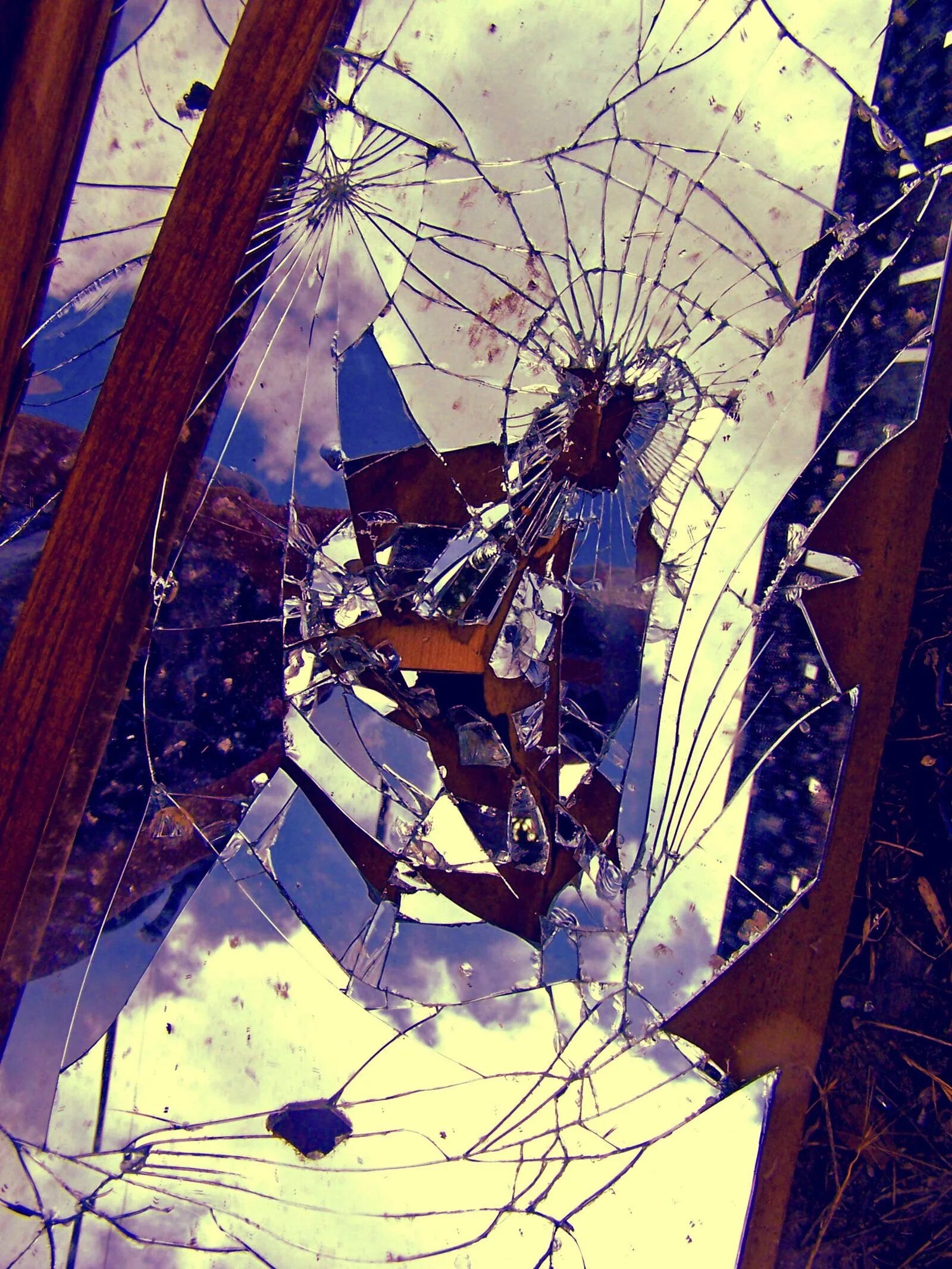 Разбитое зеркало. Разбитое зеркало арт. Разбитые зеркала. Разбитое зеркало Эстетика.
