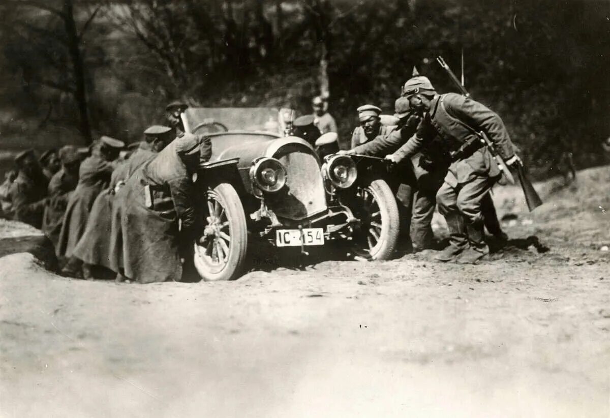 Автомобили первой мировой. Немецкие автомобили 1914 года. Германские тягачи первой мировой войны 1914-1918. Грузовик 1 мировой 1915.