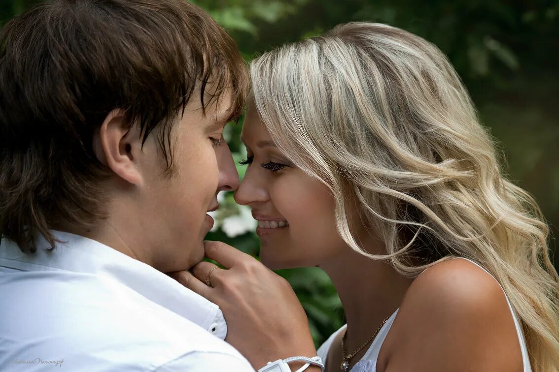 Любит н ю. Чувственный поцелуй. Страстные обнимашки. Любит н ю. Любит н ю.