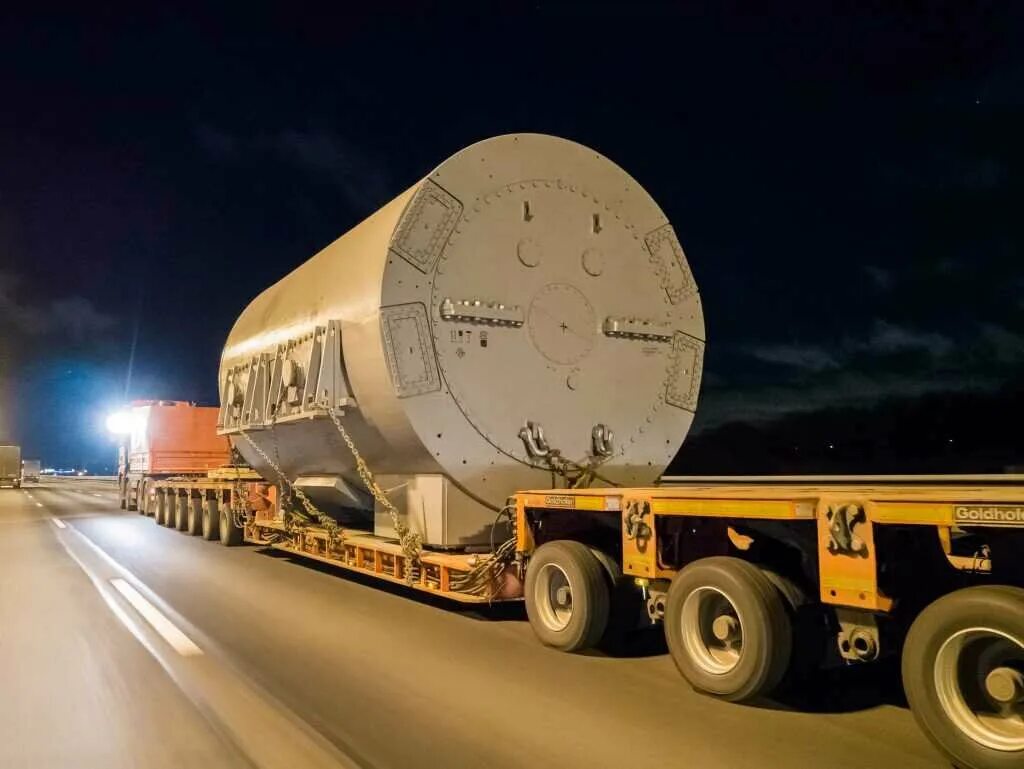 Перевозка крупногабаритных грузов. Volvo 500 негабарит. Что такое большой груз. Что такое большой груз. Маз цистерна негабарит.
