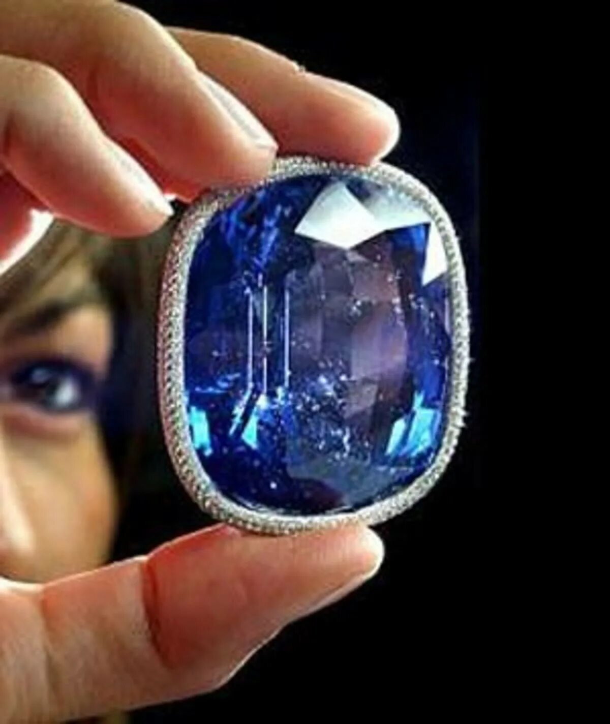 Сапфир тысячелетия. Камень 170 карат сапфир. Самый крупный сапфир. Перстни с драгоценными камнями. Сапфиры крупные.