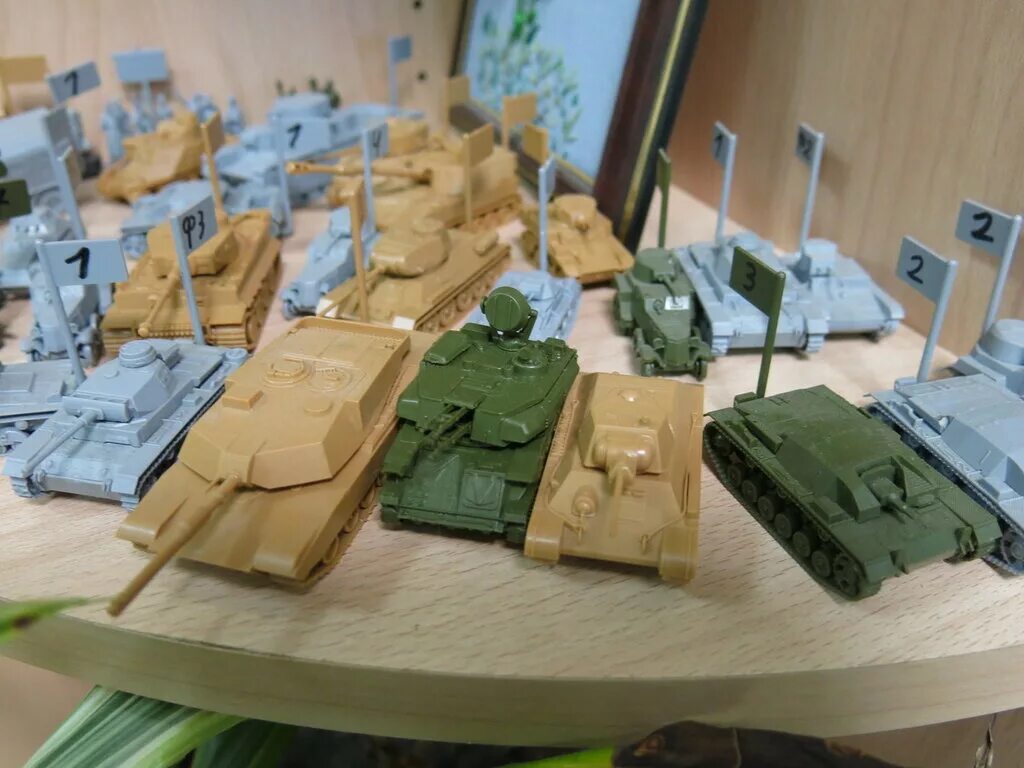 Сборка без клея. Сборная модель zvezda танки 1/100. Модели танков звезда 1/100. Фирма звезда модель т80 1/100. Конструктор из пластика танк т35 магазин фирмы звезда.