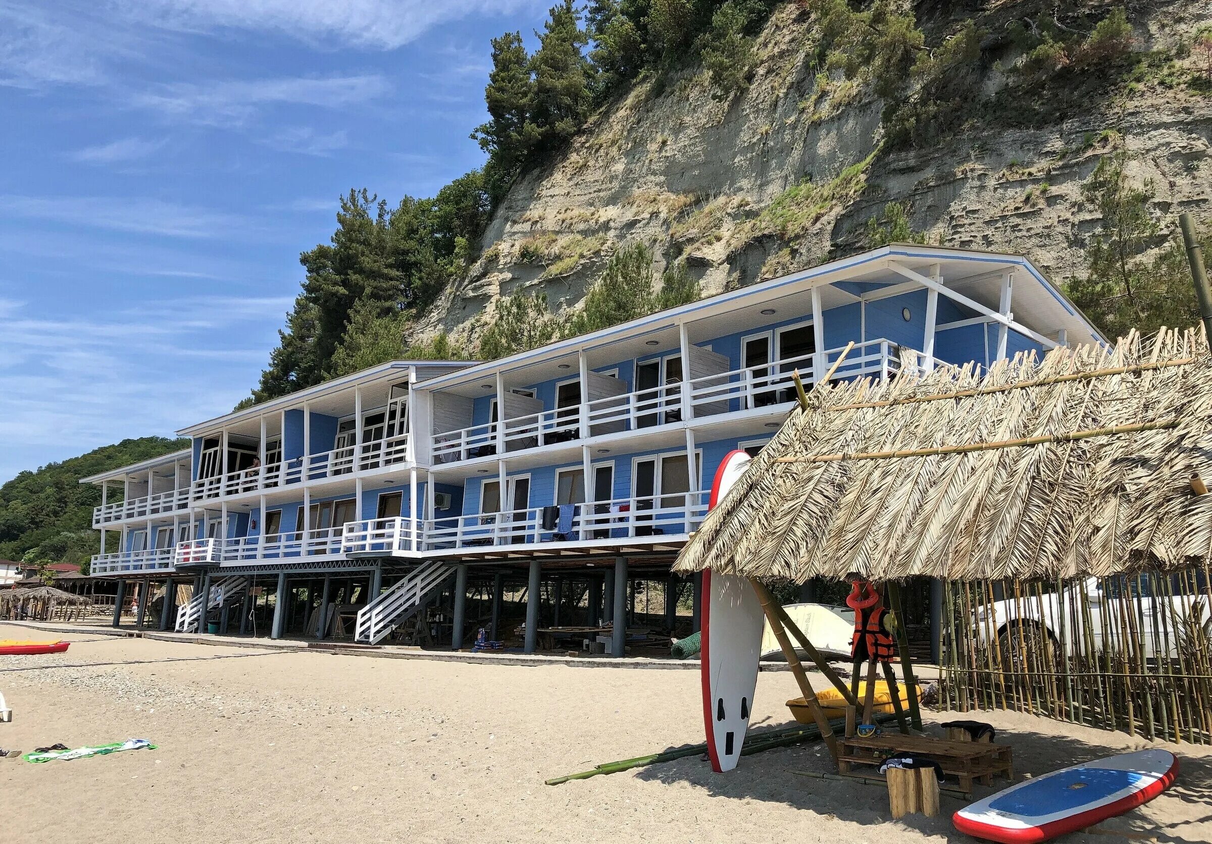 Гостиница капитан блэк пицунда. Блэк пицунда. Пляж капитан блэк пицунда. Пляж капитан блэк пицунда. Капитан блэк абхазия пицунда.