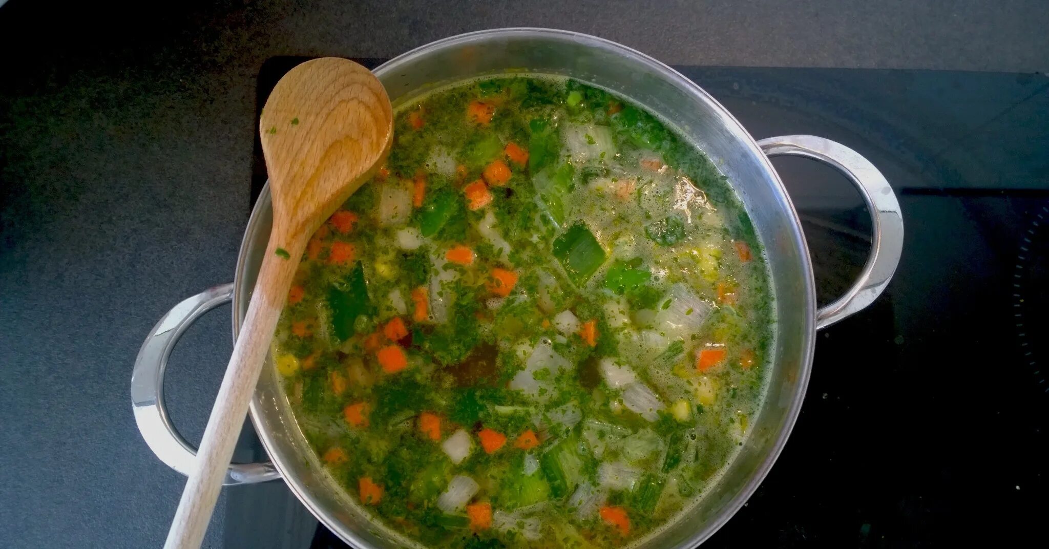 Рецепт зеленого борща с мясом. Зеленый борщ. Суп борщ зеленый. Зеленый борщ Ингредиенты. Щи зеленые.