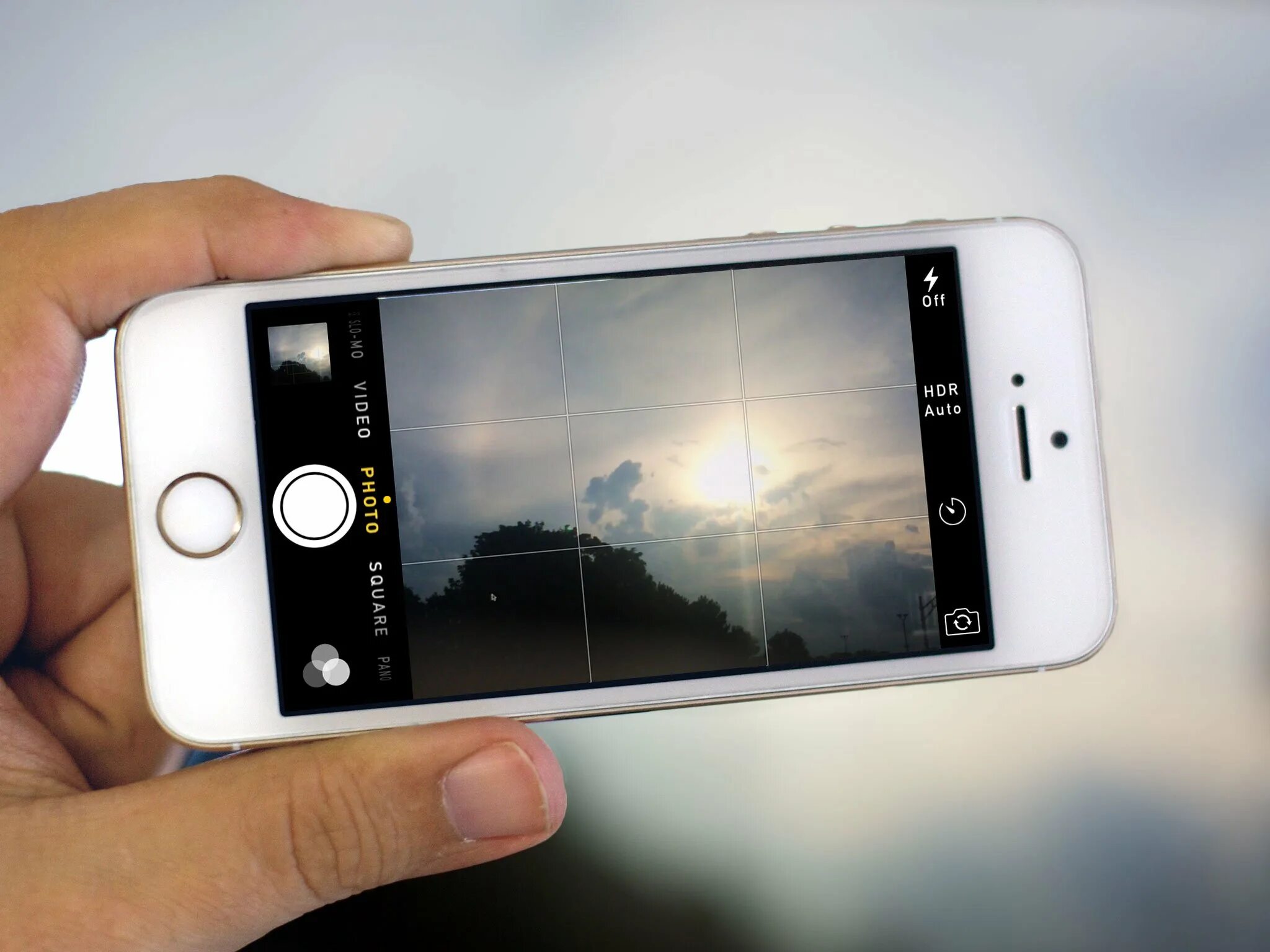 Как айфон использовать как камеру. Айфон фоткает. сфотографировано на айфон. айфон с камерой посередине. камера на айфоне фоткать.
