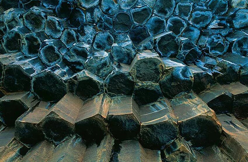 мостовая гигантов, северная ирландия. гексагон соты шестигранник hexagon светильник. стеллаж в форме сот. стеллаж соты. камни в виде сот.