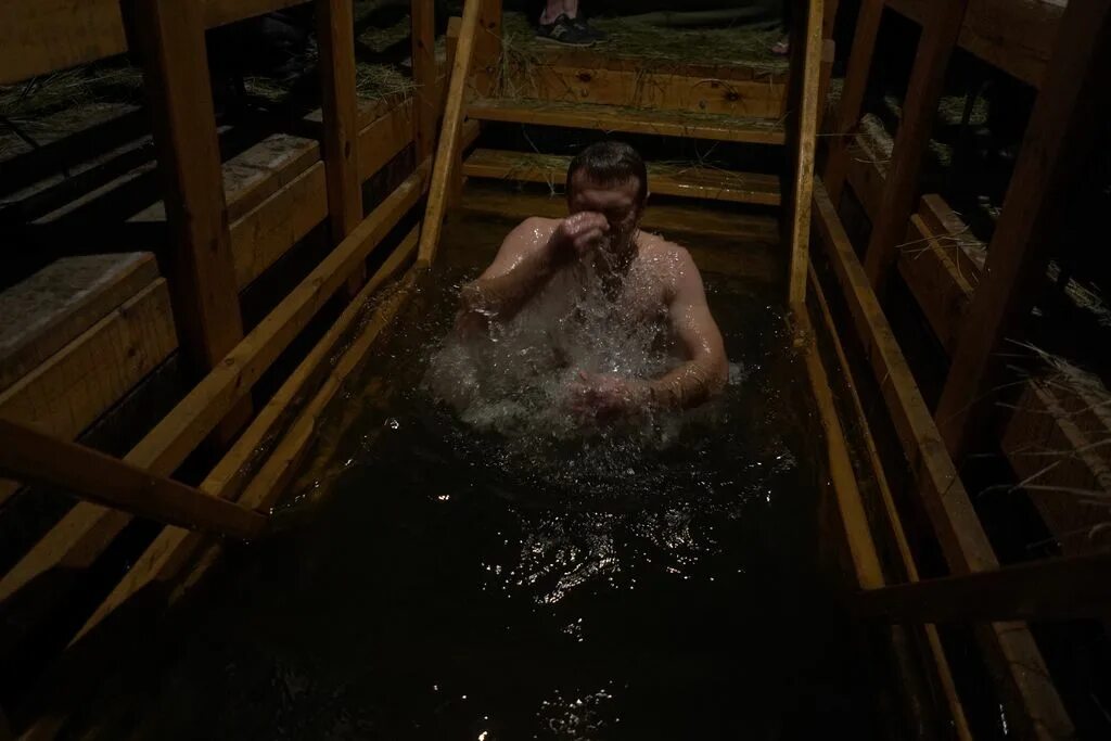 крещение когда купаться дома нужно в ванной. крещенские купания мурманск. прорубь холодная вода. крещение прорубь. крещение когда купаться дома нужно в ванной.