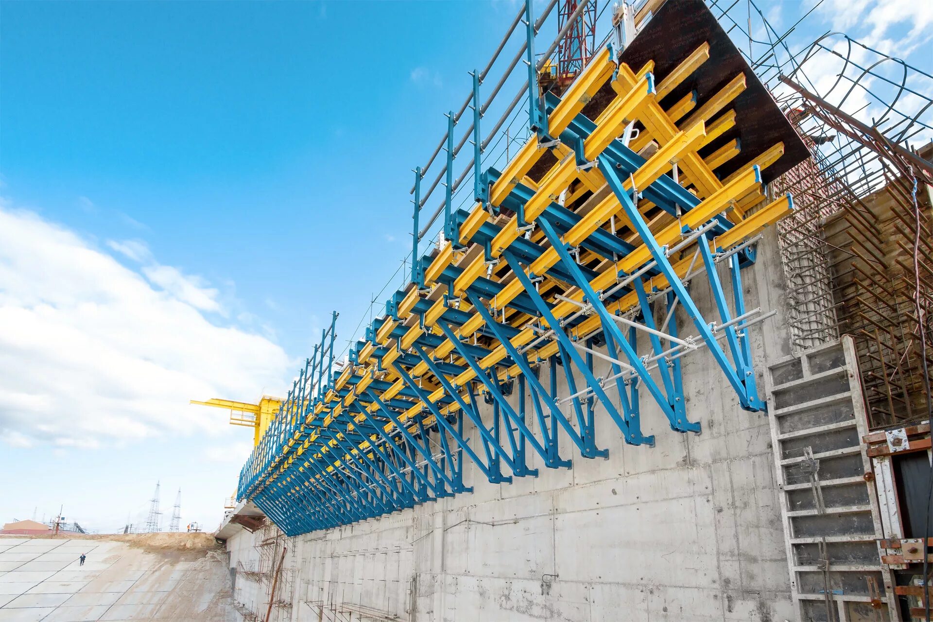 Схема монтажа крупнопанельных зданий с приобъектного склада. 5. Монтажная схема многоэтажного промышленного здания. Строительные материальные элементы. Конструктивные элементы крупнопанельного здания.