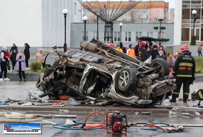 Дтп 16 апреля. Вчерашняя авария в Микашевичах. Авария гранитный Янгелька. Авария на Первомайской улице сегодня.