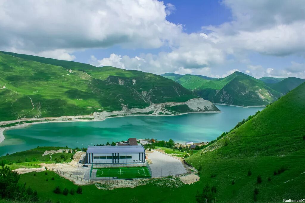 озеро в грозном кезеной ам. озеро кезеной-ам чеченская республика. озеро казино иам чеченская республика. горное озеро кезеной ам. кезеной-ам озеро домики.