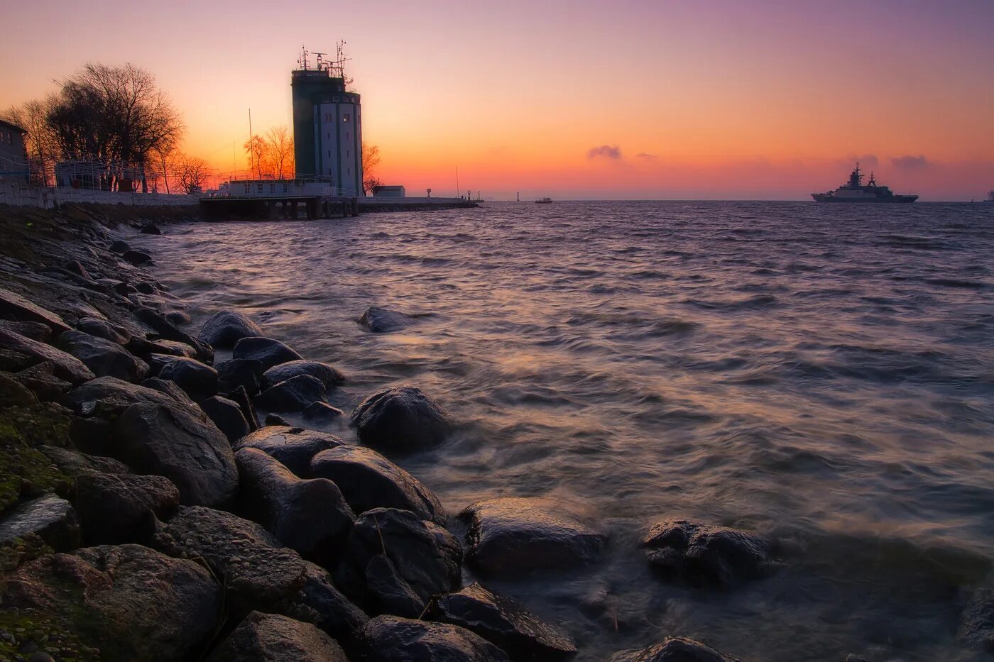 Закат балтийское море зеленоградск. Балтийское море балтийск. Генисаретское озеро шторм. Калининград море. Балтийск море.