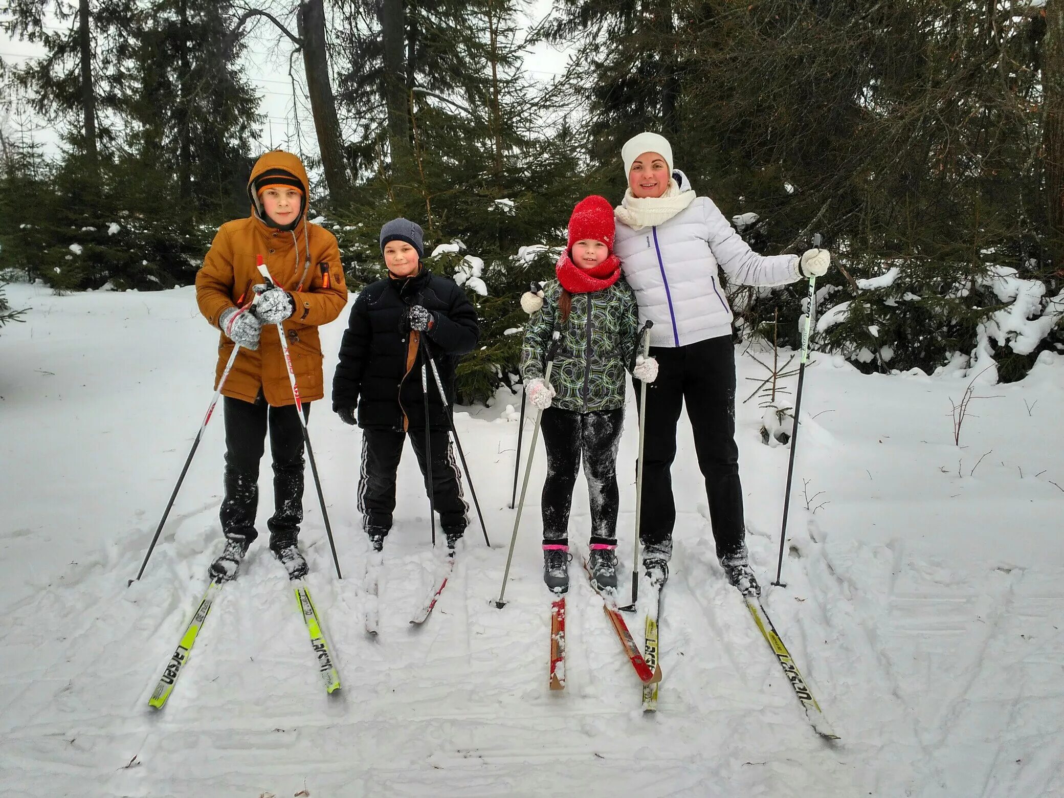 Семья лыжников. На лыжах всей семьей. Лыжная прогулка. Катание на лыжах. Семья на лыжах.
