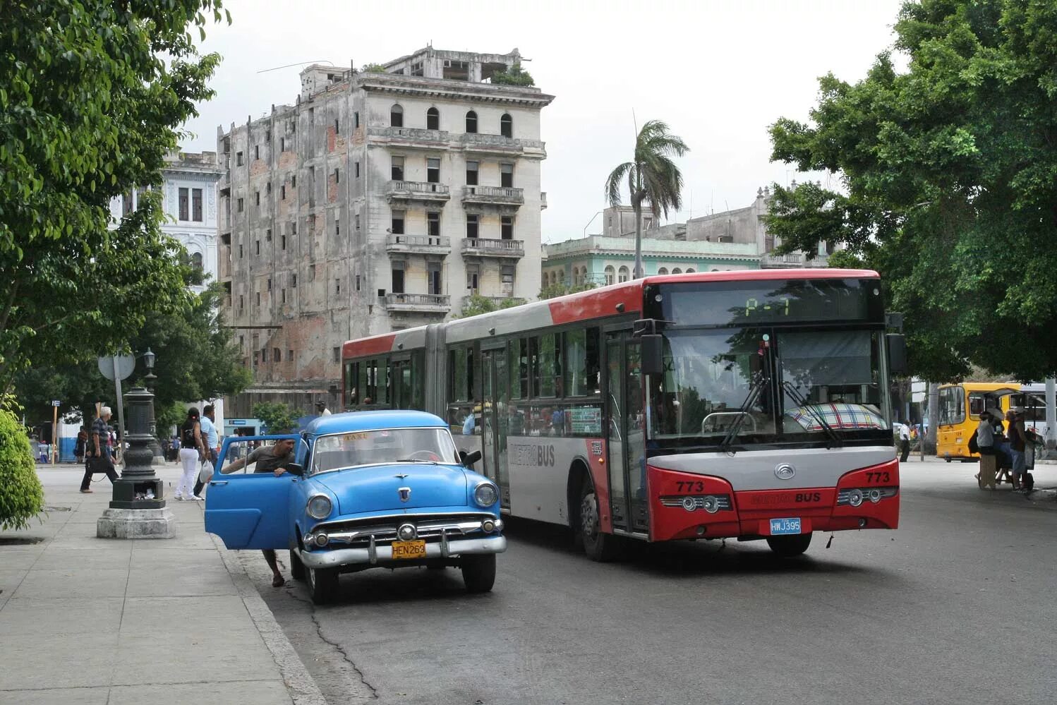 Кубинский автобус. Троллейбус в гаване. гавана транспорт. гавана автобусы. транспорт на кубе.