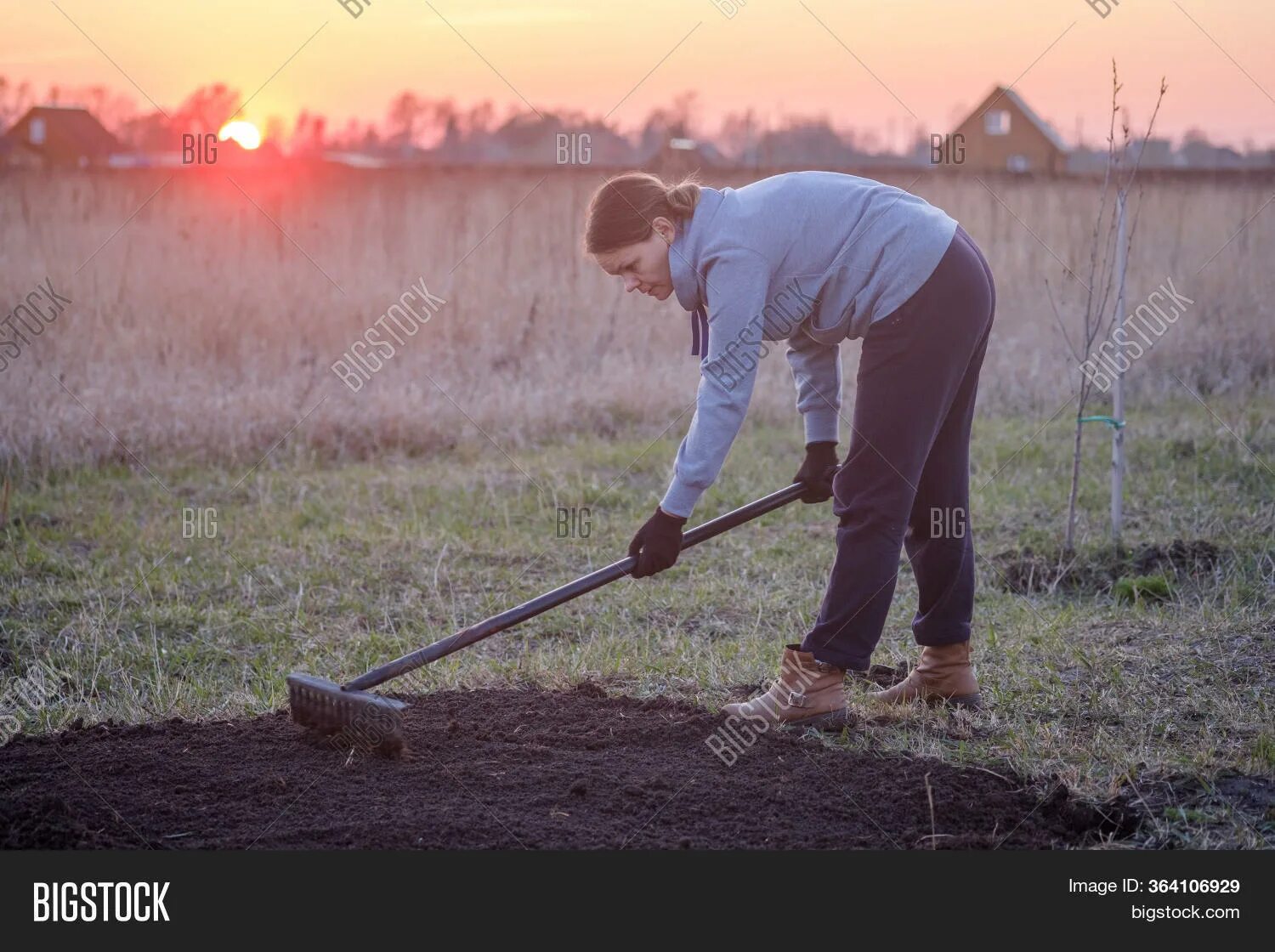 Девушка копает. Девушка копает. Человек с лопатой. Девушка копает. Женщина копает землю.