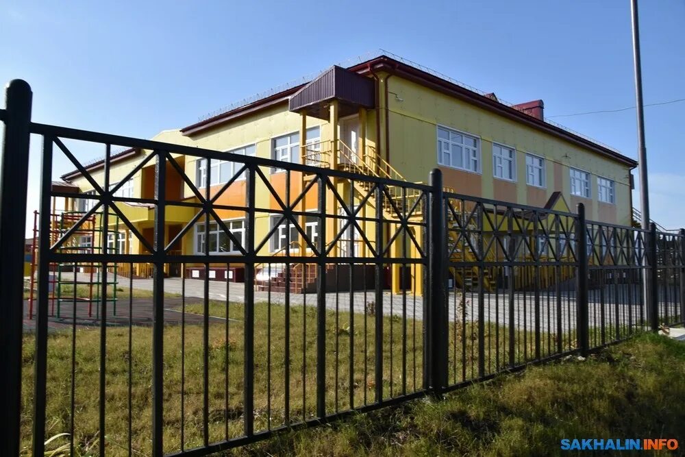 Южно курильск 1992-93 фото детский сад. Поселок малокурильское остров шикотан. Жилой двор на курилах обустроили. Курильск садик. Южно-курильск школа.