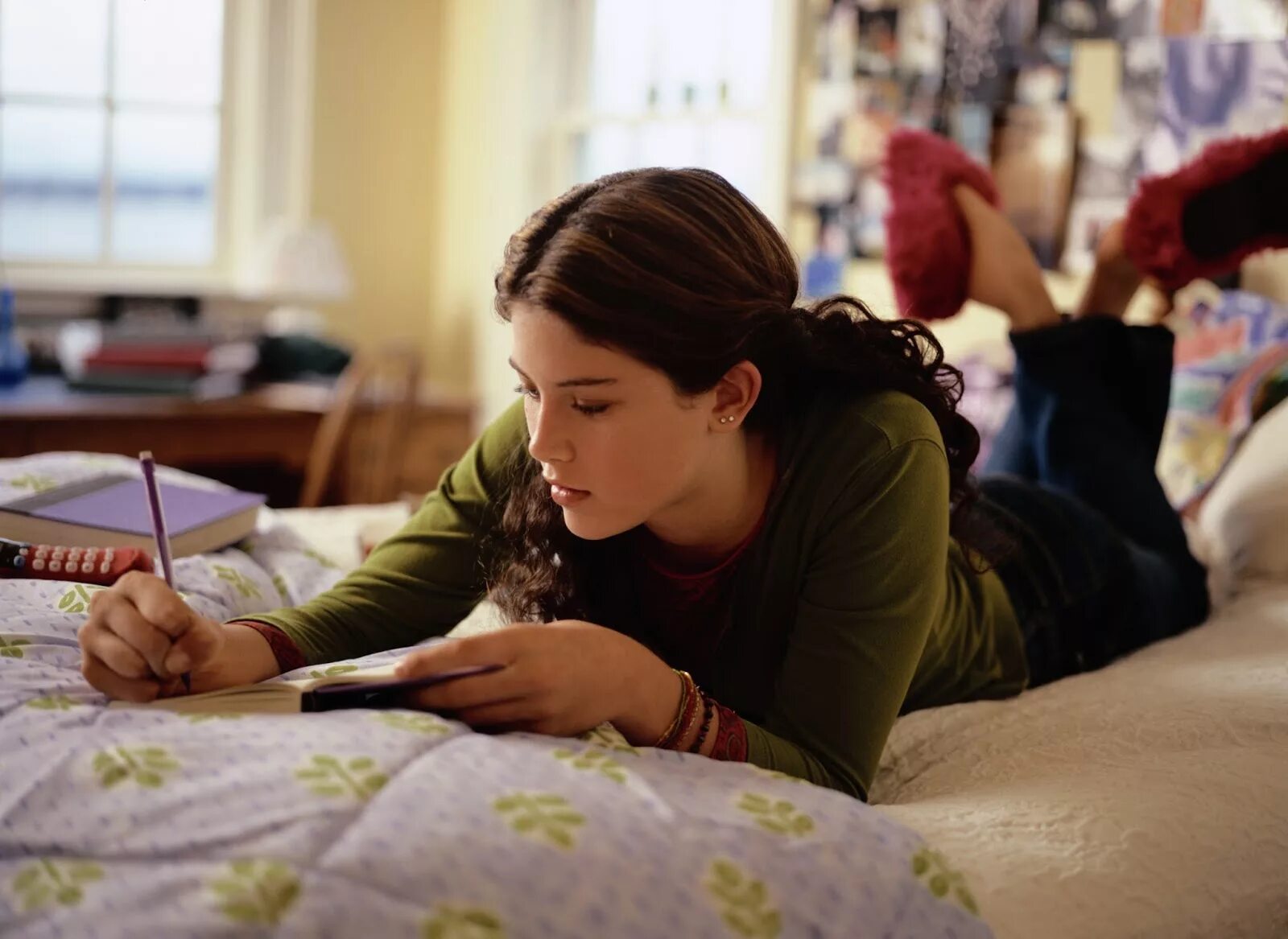 Teenagers diaries. Teenagers diaries. Teenage diaries. Девушка ведет дневник. The diary of a teenage girl 2015.