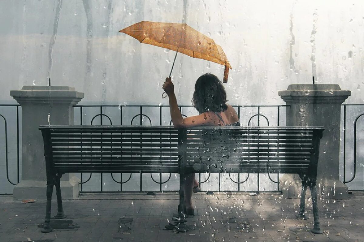 Алессио Треротоли. Дождь одиночество. Девушка под дождем. Девушка дождь.