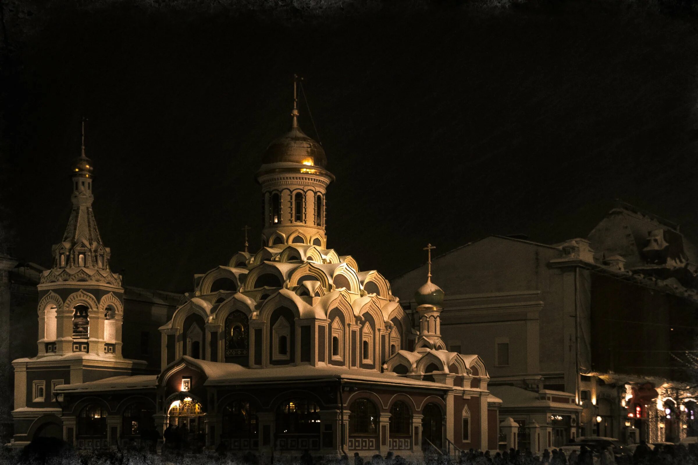 Храм вечером. Церковь рождества богородицы на стрелке москва. храм на темном фоне. вечерняя церковь.