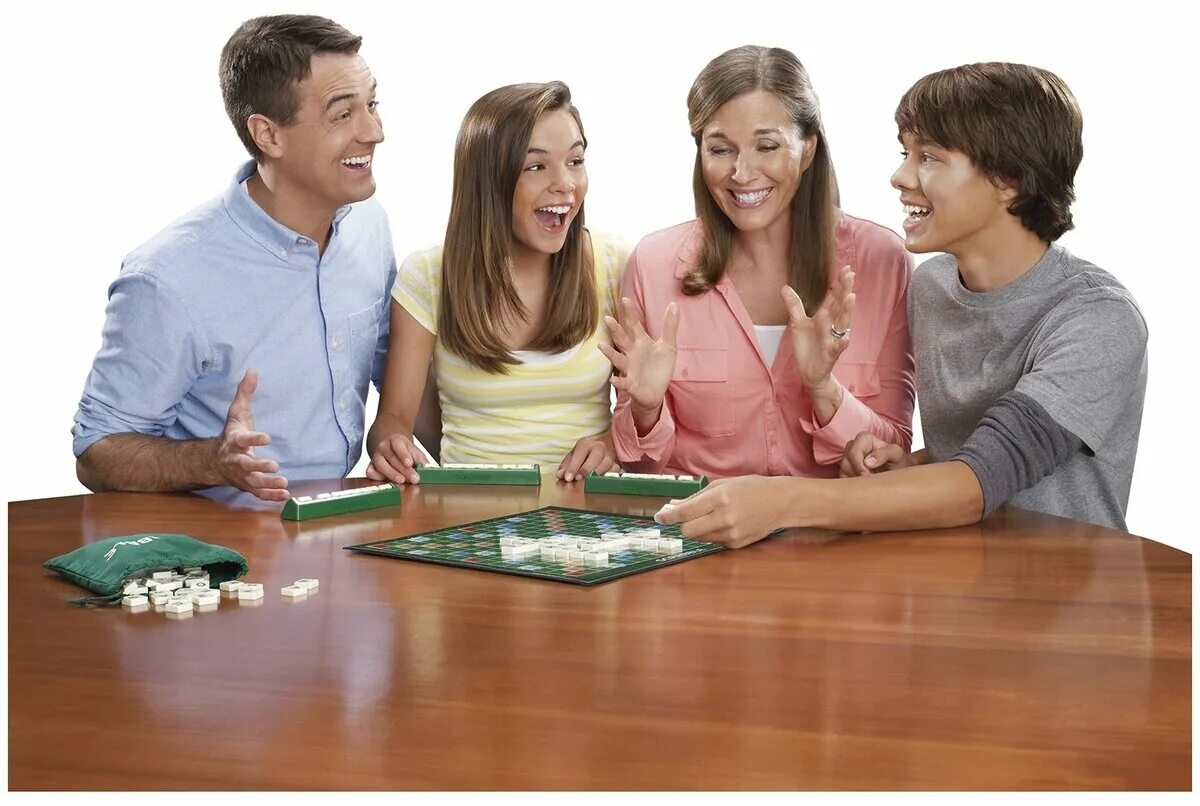 Вечер настольных игр. Вечер настольных игр. Играющие в настольные игры. Игры взрослых людей. Игроки в настольные игры.