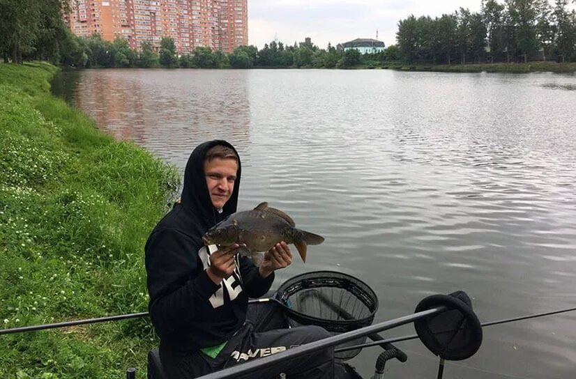 Платная рыбалка в московском районе. Пруд белая дача котельники. платная рыбалка котельники белая дача. платная рыбалка. рыбалка на платных прудах.