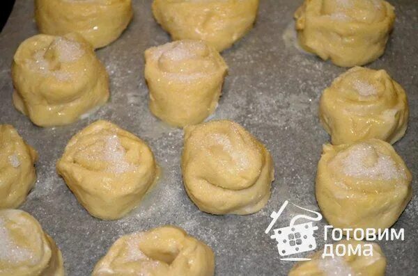 Сдоба плетенка с сахаром. Булочки сердечки с сахаром. Бабушкины булочки. Булочки с сахаром в духовке из дрожжевого. Приготовить плюшки с сахаром в духовке.