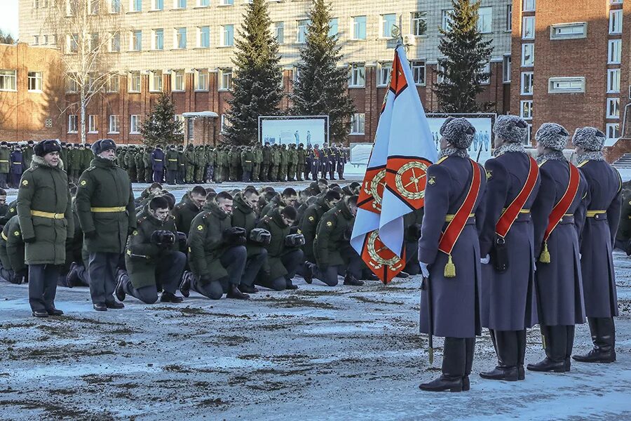 Сайт нввку новосибирское. Новосибирском высшем общевойсковом командном училище. Новосибирское высшее военное командное училище. Аллея героев НВВКУ Новосибирск. Военное училище в Академгородке.