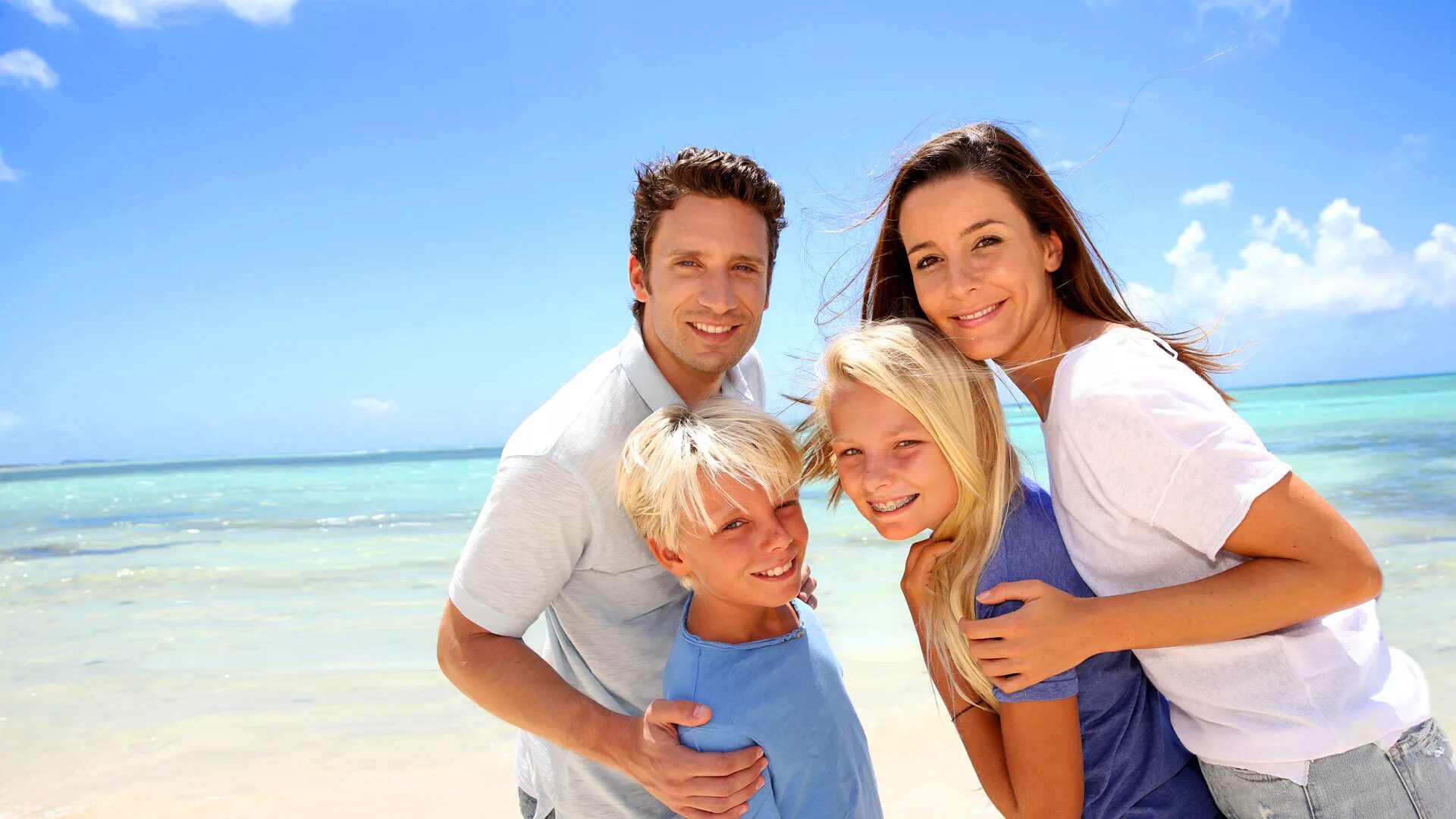Bi family. Семья на пляже. Счастливая семья с детьми на море. Ребенок в семье. Семья взрослые дети.