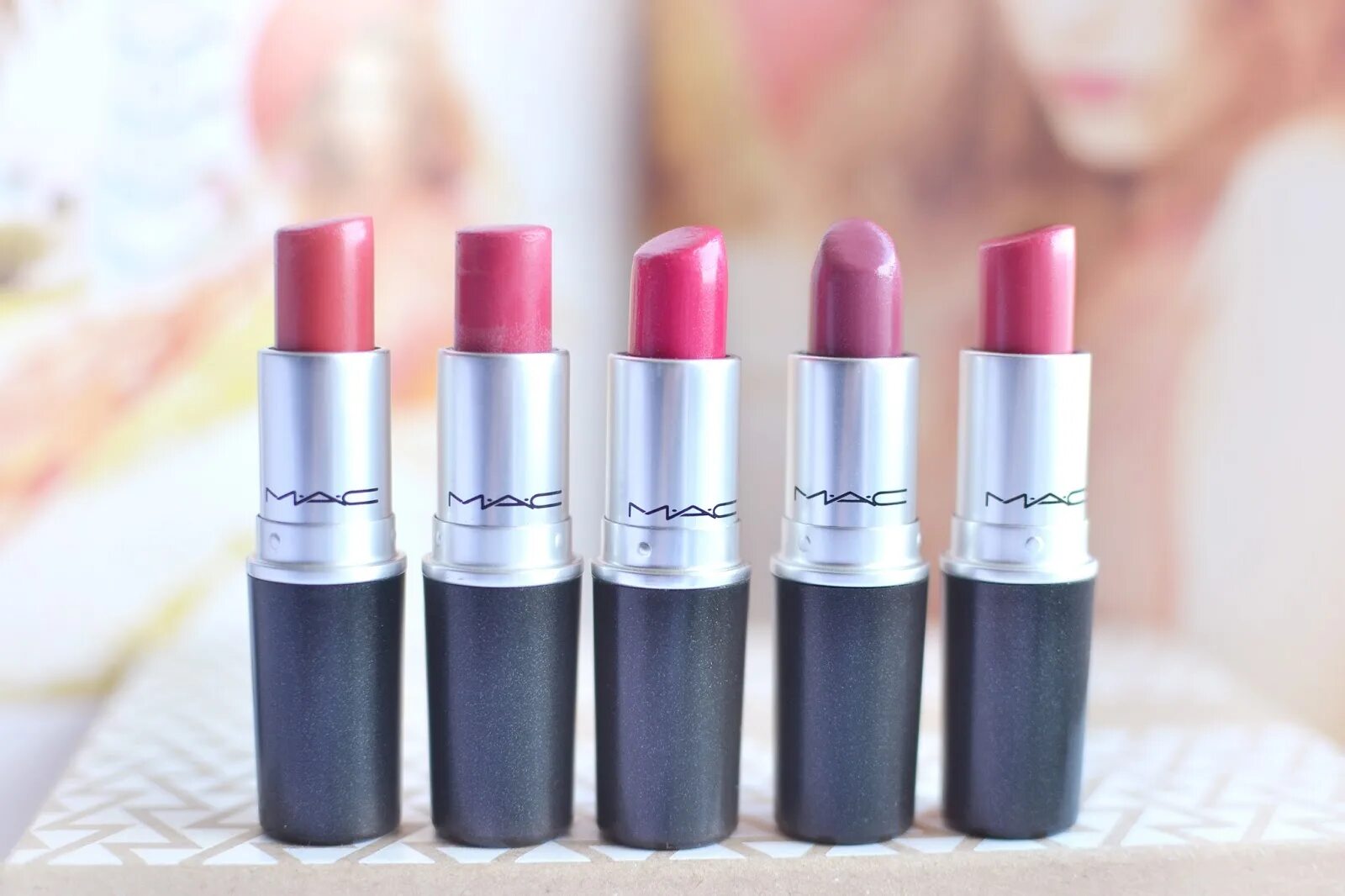 Mac color. Mac тон 005 помада. mac губная помада lipstick реплика. mac помада для губ girls lipstick. mac топ оттенки.