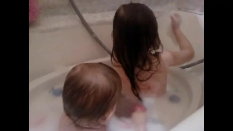 Пока сестра в душе брат. Купание Дочки. Купается в ванной. Девочка купается в ванной. Дочка купается в ванной.