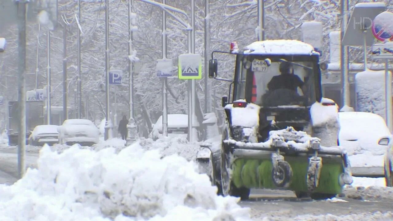 Снегопад в Москве. Москву замело снегом. Снег сегодня. Снег в апреле.