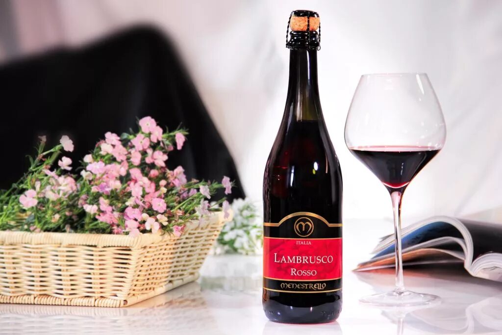 Ламбруско красное италия кб. Ламбруско эмилия россо. Ламбруско шампанское dell emilia. Вино ламбруско дель эмилия. Вино ламбруско красное полусладкое.